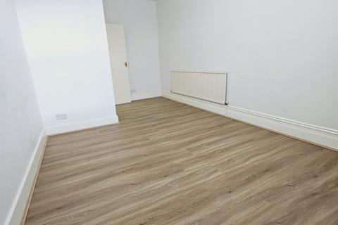 2 bedroom flat to rent, High Road, London