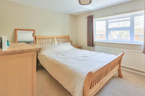 3 bedroom house to rent, Drakes Drive, Herts AL1