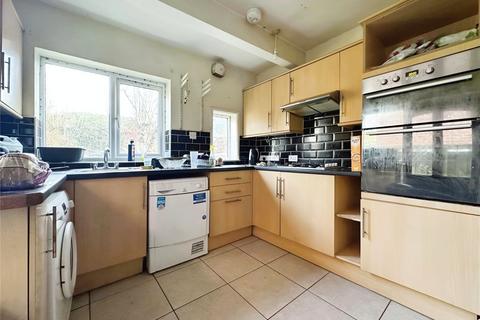 4 bedroom terraced house to rent, Newcombe Road, Hampshire SO15