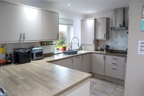 3 Blairhead View, Shotts, ML7 5BQ