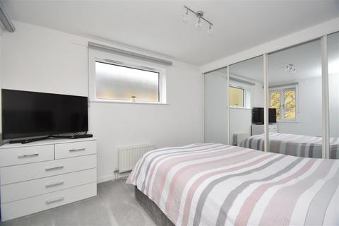 2 bedroom apartment to rent, Holden Road, London N12