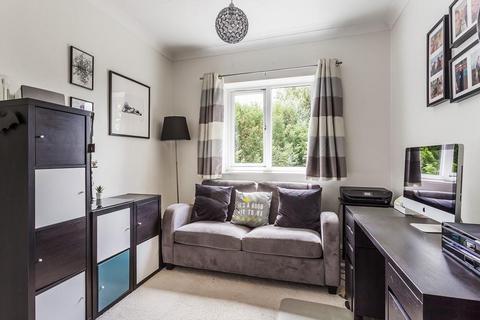 16 Tregarthen Place, Leatherhead, KT22 7XL