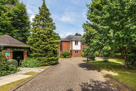 16 Tregarthen Place, Leatherhead, KT22 7XL