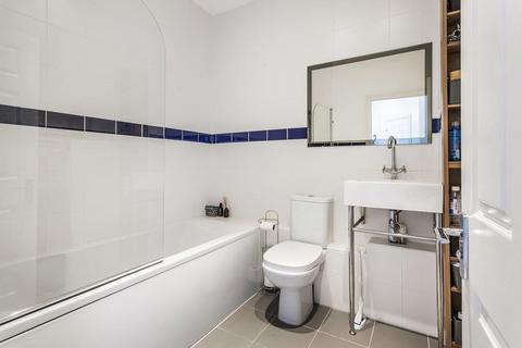 16 Tregarthen Place, Leatherhead, KT22 7XL
