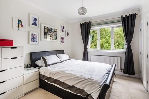 16 Tregarthen Place, Leatherhead, KT22 7XL