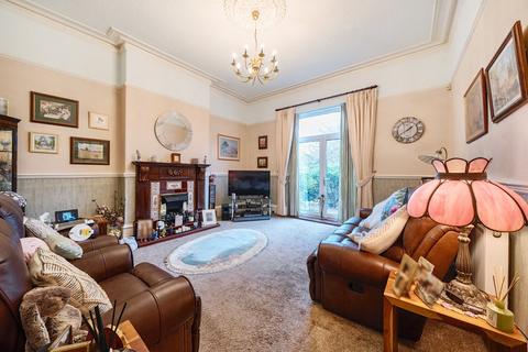 2 bedroom flat for sale, Crawshaw Road, Pudsey, LS28