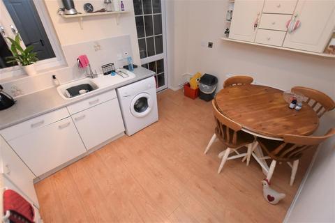 2 bedroom semi-detached house to rent, Badger Gardens, Worcester WR5