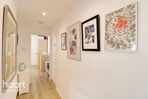 100 Balfour Grove, London, N20 0SJ