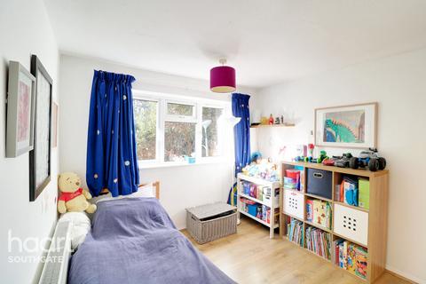 100 Balfour Grove, London, N20 0SJ