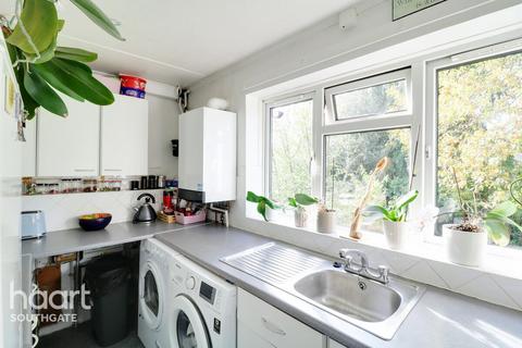 100 Balfour Grove, London, N20 0SJ