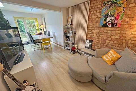 18 Bronte Farm Road, Shirley, Solihull, B90 3DE