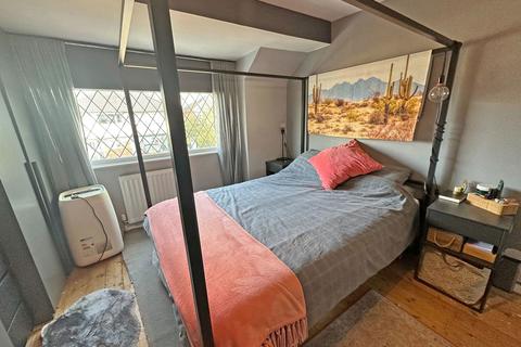 18 Bronte Farm Road, Shirley, Solihull, B90 3DE