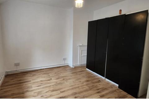 2 bedroom end of terrace house to rent, Brook Lane, Bromley BR1