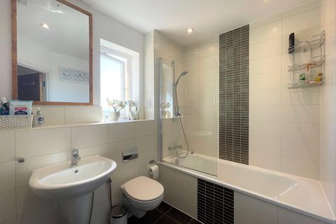 2 bedroom flat for sale, Mulberry Avenue, Staines TW19