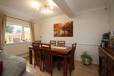 3 bedroom terraced house to rent, Hersham, KT12