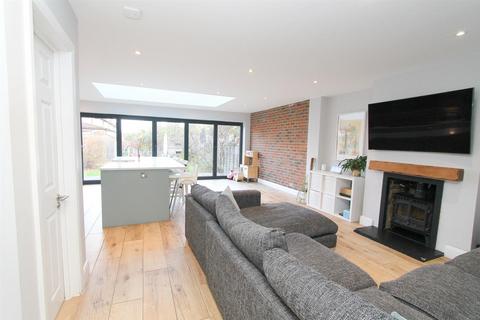6 Leechcroft Road, Wallington, SM6 7JF