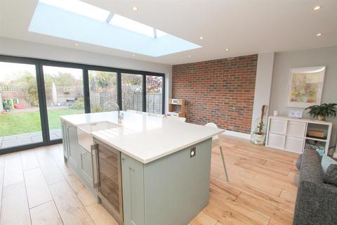 6 Leechcroft Road, Wallington, SM6 7JF