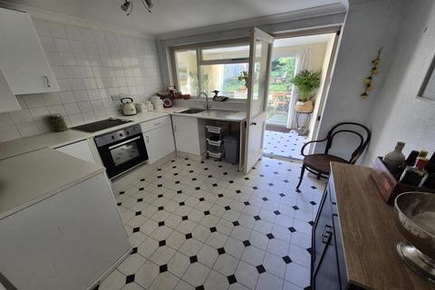 15 Lyme Road, Crewkerne, TA18 8HE
