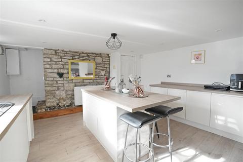 35 Lindwell, Greetland, Halifax, HX4 8HH