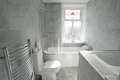 35 Lindwell, Greetland, Halifax, HX4 8HH