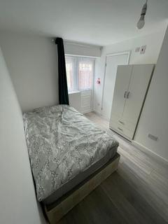 1 bedroom in a house share to rent, Hermitage Way, Stanmore