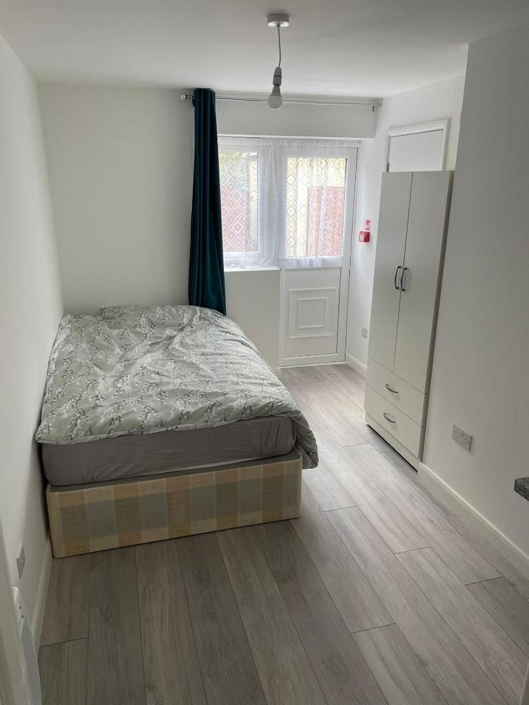 BEDROOM.jpg
