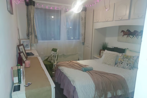 1 bedroom in a flat share to rent, Summerwood Road, Isleworth TW7