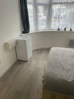 1 bedroom in a house share to rent, Hermitage Way, Stanmore