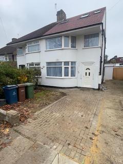 1 bedroom in a house share to rent, Hermitage Way, Stanmore