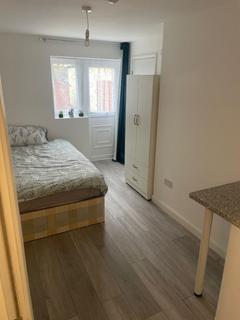 1 bedroom in a house share to rent, Hermitage Way, Stanmore