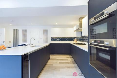 83 Challinor, Church Langley, Harlow, CM17 9XD