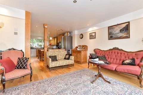 12 Battery Point, Hythe, CT21 5RR