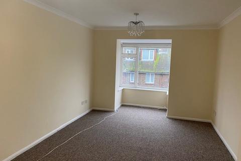 2 bedroom flat to rent, Cooden Sea Road, Bexhill-on-Sea TN39