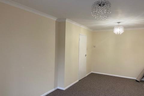 2 bedroom flat to rent, Cooden Sea Road, Bexhill-on-Sea TN39