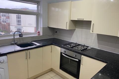 2 bedroom flat to rent, Cooden Sea Road, Bexhill-on-Sea TN39