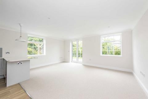 3 bedroom flat to rent, Portsmouth Road, Surbiton KT6