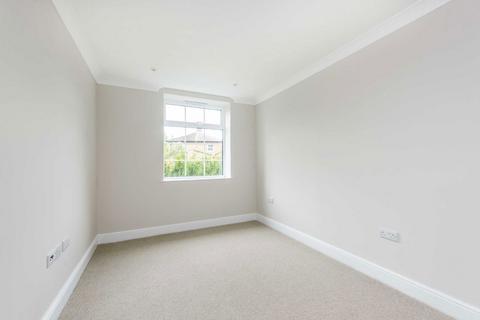 3 bedroom flat to rent, Portsmouth Road, Surbiton KT6