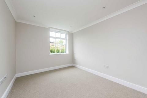 3 bedroom flat to rent, Portsmouth Road, Surbiton KT6