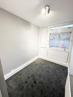 3 bedroom maisonette to rent, Chapman Street, London