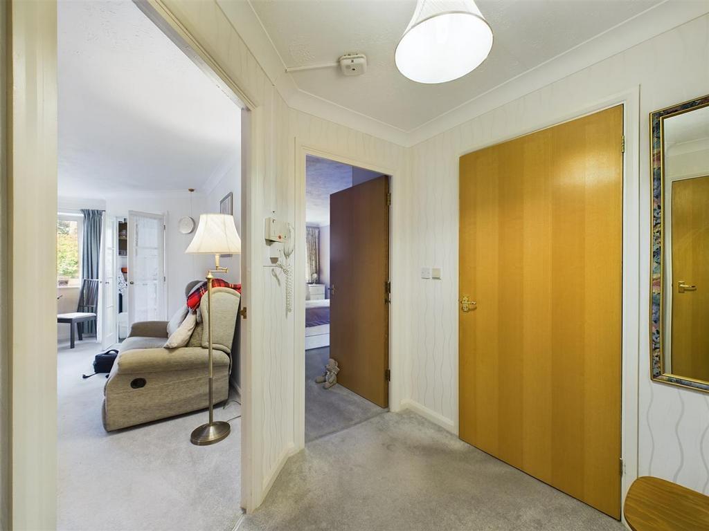 https://media.onthemarket.com/properties/16149218/1518824524/image-5-1024x1024.jpg