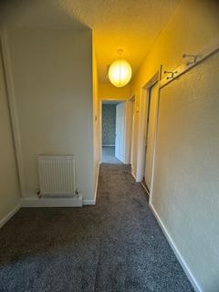 2 bedroom maisonette to rent, Manor Way, Batley, West Yorkshire, WF17