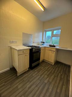 2 bedroom maisonette to rent, Manor Way, Batley, West Yorkshire, WF17