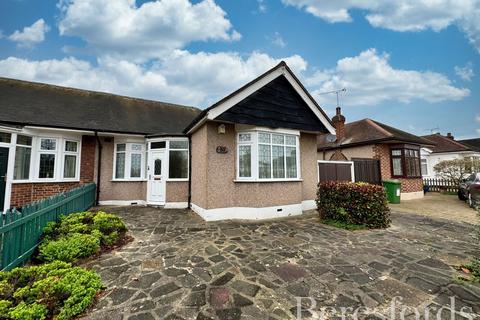 3 bedroom bungalow for sale, Grosvenor Drive, Hornchurch, RM11