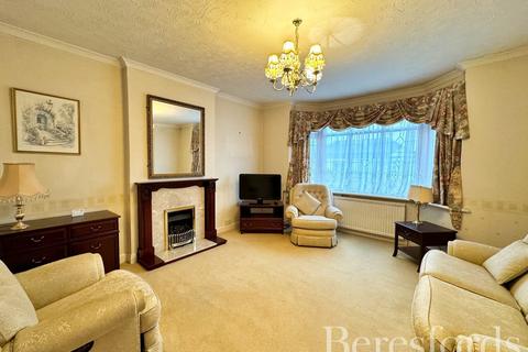 3 bedroom bungalow for sale, Grosvenor Drive, Hornchurch, RM11