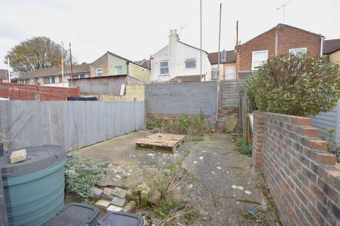 3 bedroom terraced house to rent, Guildford Road, Hampshire PO1