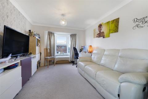 2 bedroom apartment to rent, Jasmine Court, Feltham TW13