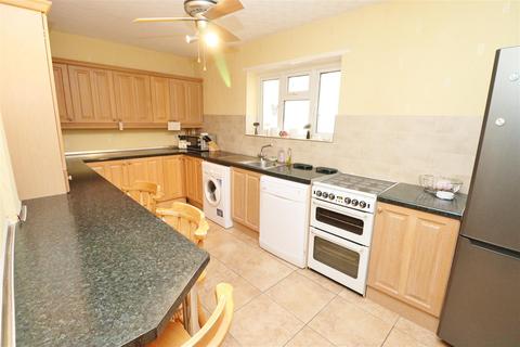 2 bedroom end of terrace house to rent, Grantham Green, Borehamwood