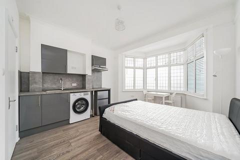 Studio to rent, Mayfield Road, London E4