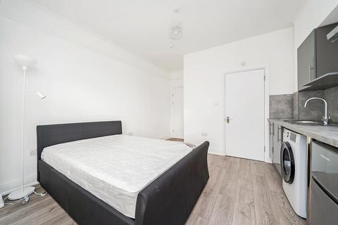 Studio to rent, Mayfield Road, London E4