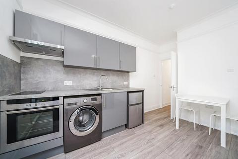 Studio to rent, Mayfield Road, London E4